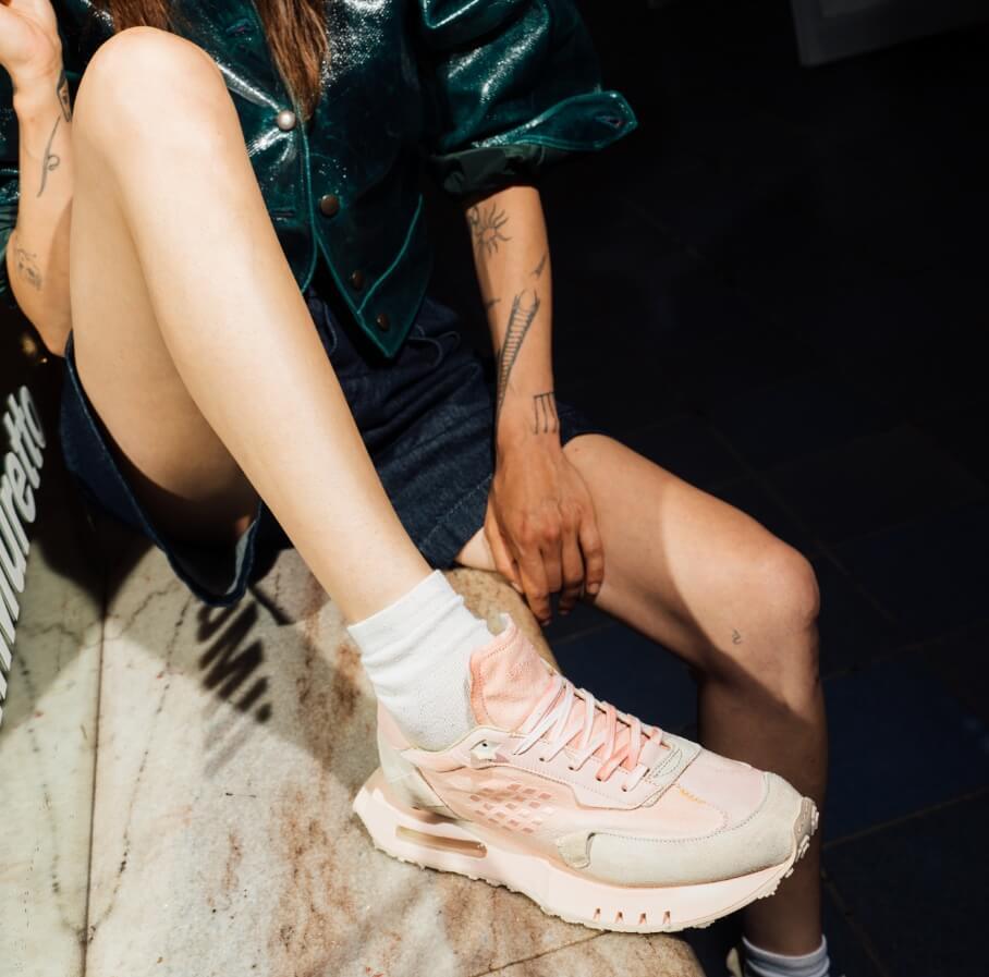bepositive_woman_sneakers